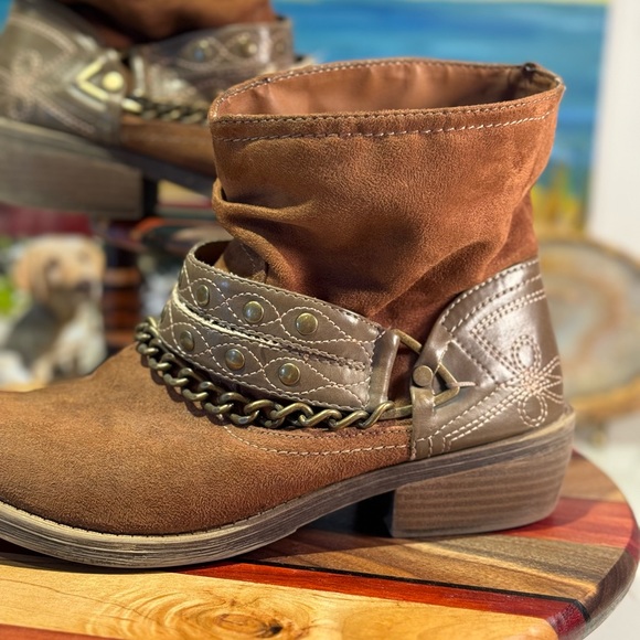 2 for $20 Vintage Western low boots heeled with chain accents - Picture 2 of 7